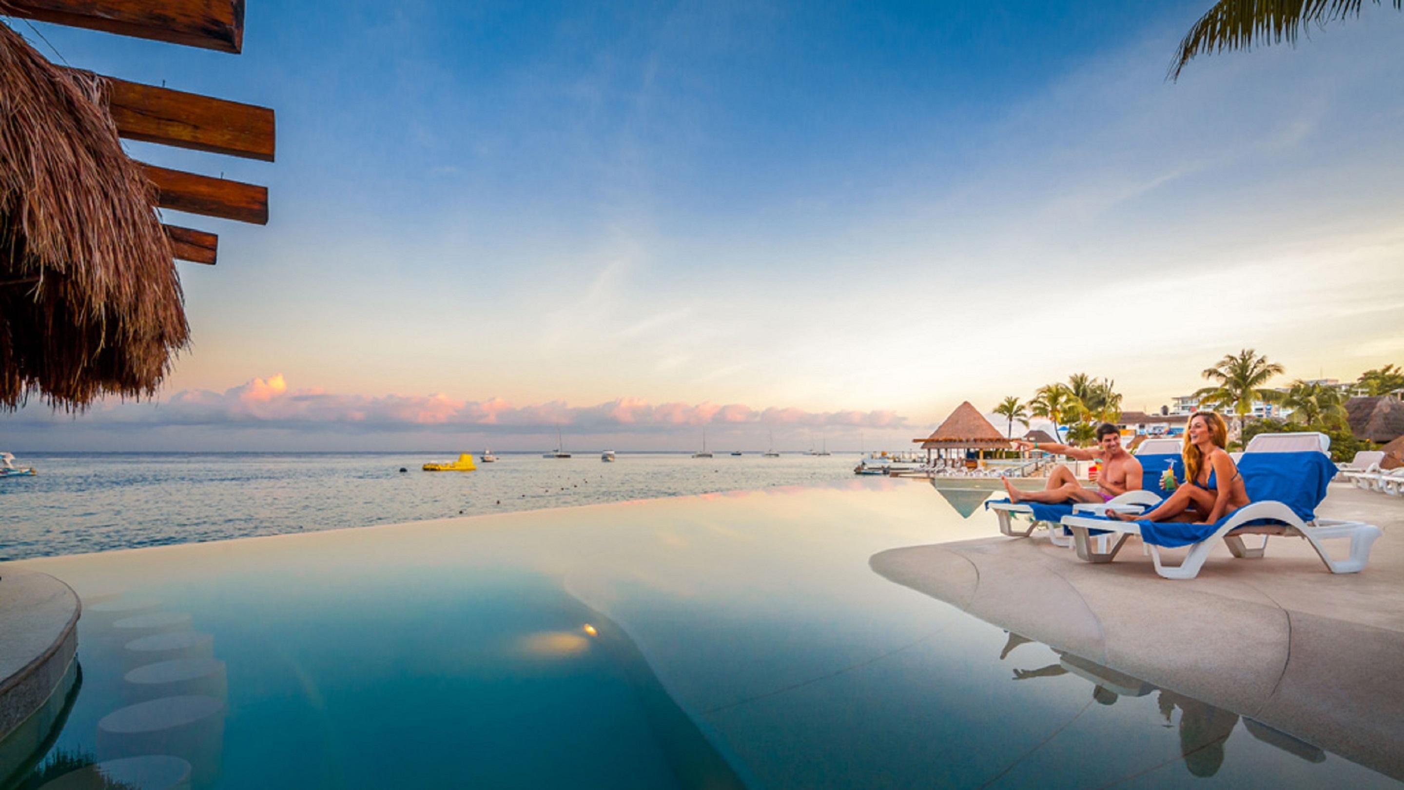 Готель Grand Park Royal Косумель Екстер'єр фото Infinity pool at a resort in Cancun, Mexico