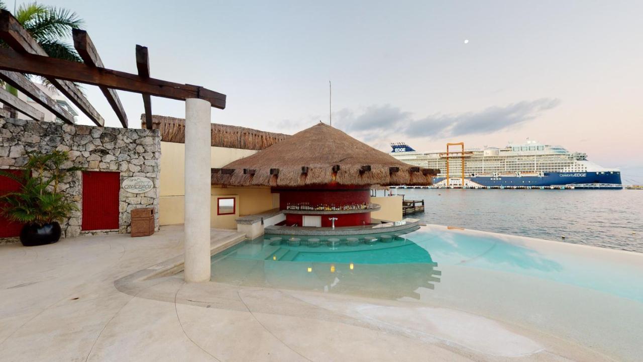 Готель Grand Park Royal Косумель Екстер'єр фото The swim-up bar at the Grand Palladium Resort & Spa, Cancun