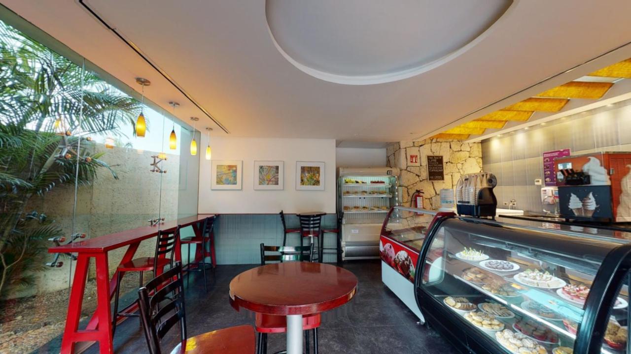 Готель Grand Park Royal Косумель Екстер'єр фото A pastry shop in Mexico City